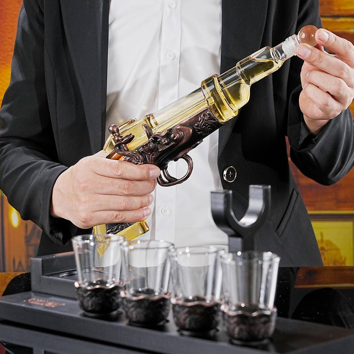 مجموعة Gun Whisky Decanter مع 4 نظارات طلقة، هدايا رائعة وفريدة من نوعها للرجال Dad Boyfriends، Liquor Gun Decanter Set إضافة رائعة إلى Home Bar، Gun Liquor Dispenser Fun Conversation Starter
